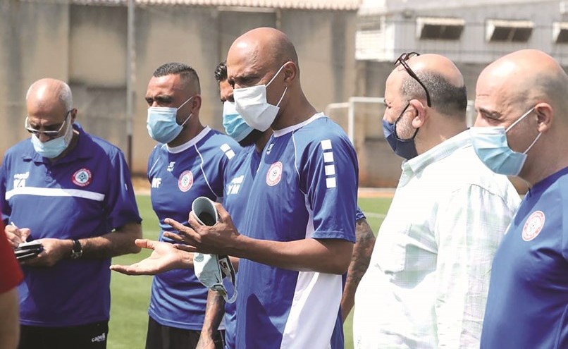 جمال طه متوسطا الجهاز الفني في التدريب الاول لمنتخب لبنان