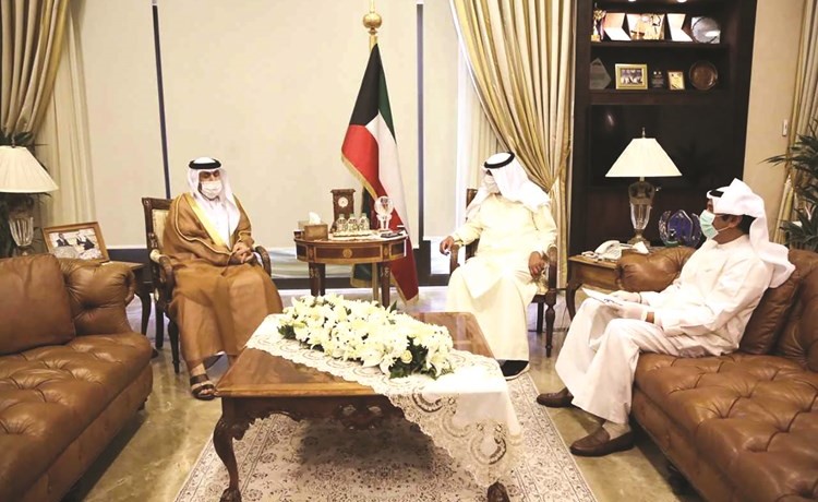 نائب وزير الخارجية خالد الجارالله خلال اجتماعه مع سفير الإمارات صقر الريسي
