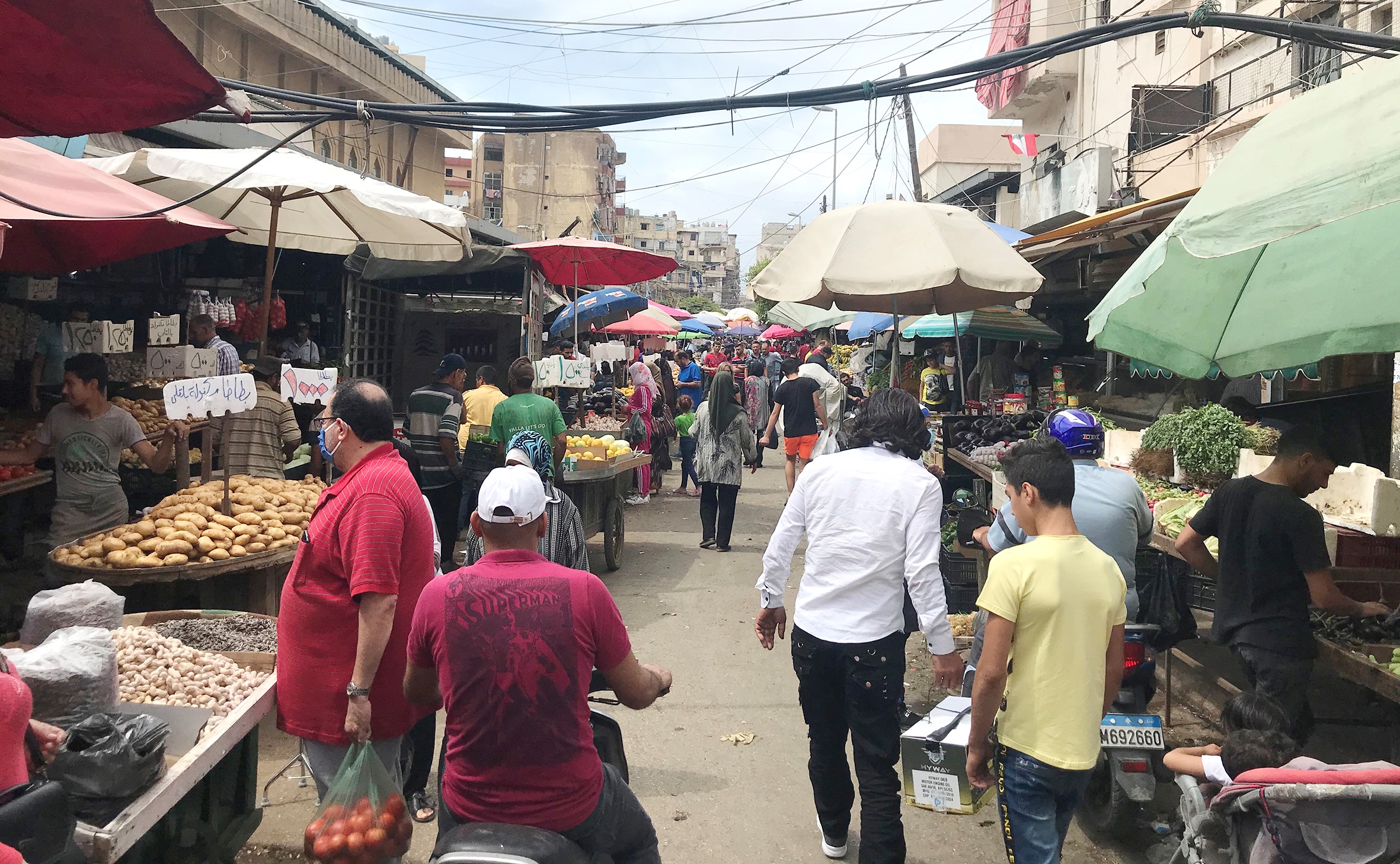 لبنانيون يبحثون عن ما يناسب ميزانيتهم في احد الاسواق الشعبية في بيروت