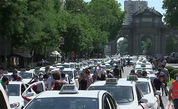 بالفيديو.. سيارات الأجرة تغلق الشوارع وسط مدريد رفضا لقرار من سلطات المدينة