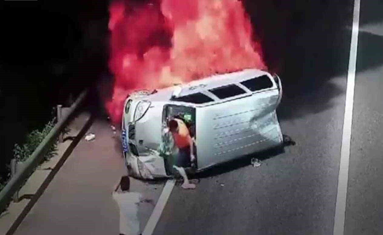بالفيديو.. سيارة تنقلب وتحترق وركابها ينجون بأعجوبة