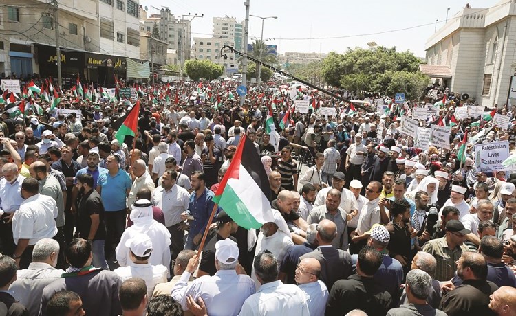 آلاف الفلسطينيين يتظاهرون في غزة ضد خطة الاحتلال الاسرائيلي ضم الضفة المحتلة								(رويترز)