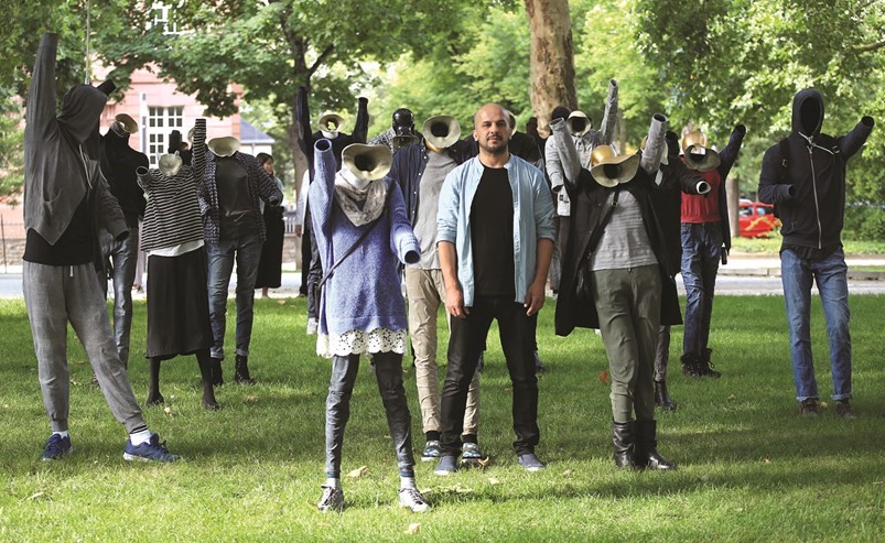 الفنان السوري خالد بركة بين مجسمات لضحايا التعذيب خارج محكمة كوبلنز الالمانية	(رويترز)