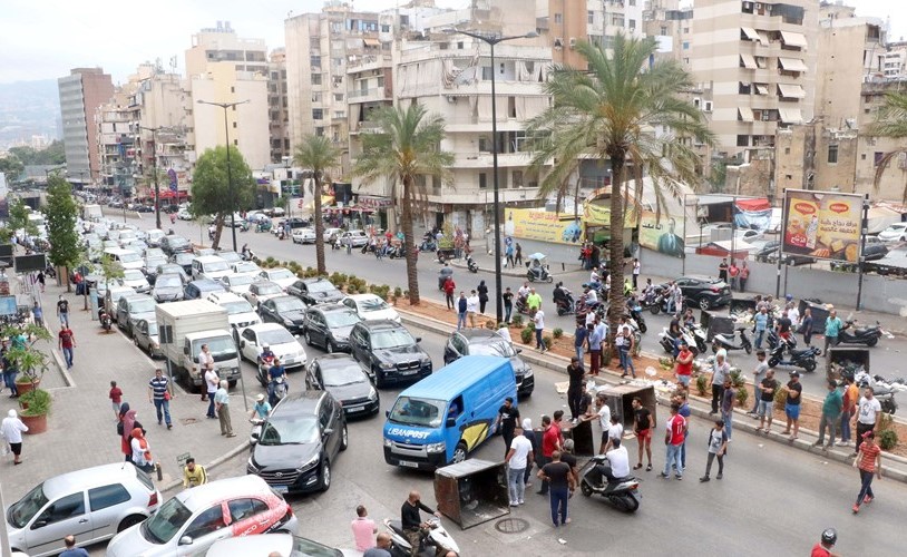 محتجون يقطعون عددا من الطرقات في بيروت بمستوعبات النفايات احتجاجا عى الاوضاع المعيشية الصعبة	(محمود الطويل)
