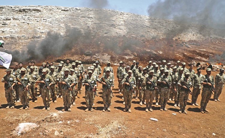 مقاتلو جبهة التحرير الوطنية خلال مشاركتهم في تدريبات قتالية في ريف ادلب 	(أ.ف.پ)