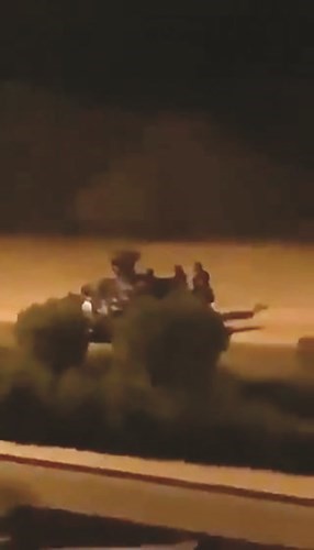 وقائع اطلاق النار والمشاورات بين المسلح ورجال الامن تم توثيقها من نشطاء على مواقع التواصل بمقاطع ڤيديو
