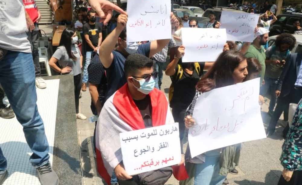 محتجون في شارع الحمرا حيث انتحر لبناني أطلق النار على رأسه واضعا ورقة مكتوبا عليها «أنا مش كافر.. بس الجوع كافر» (محمود الطويل)