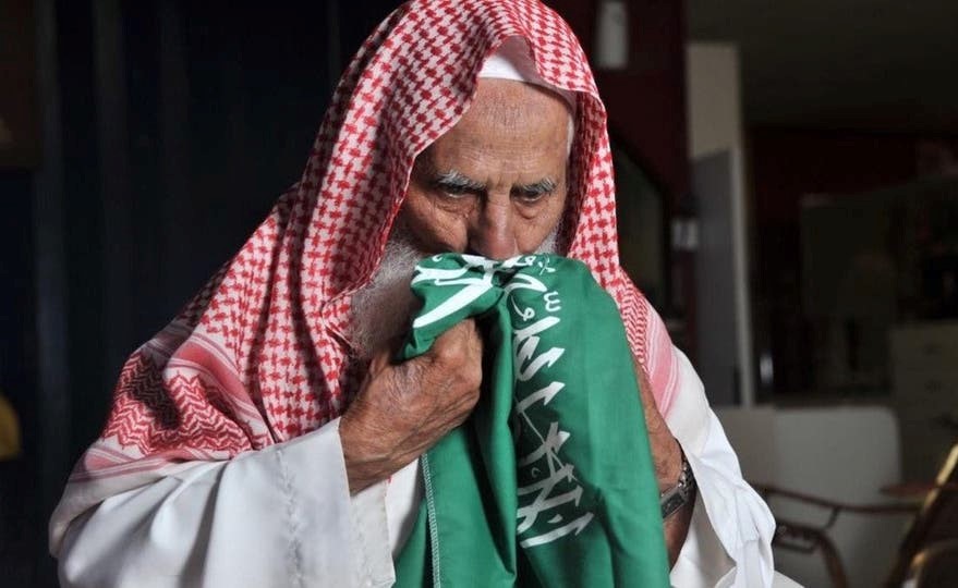 أصيب بكورونا.. صاحب الصورة الشهيرة بتقبيل العلم السعودي