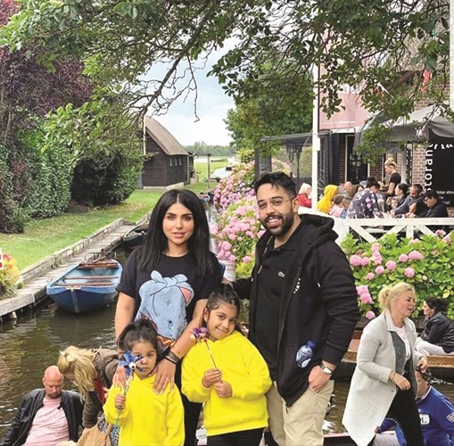 الفنانة شيماء سليمان وزوجها الفنان جاسم محمد وطفلاهما