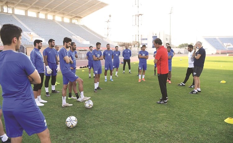 المدرب الوطني جمال يعقوب يتحدث للاعبين قبل انطلاق تدريبات كاظمة 	 (محمد هاشم)