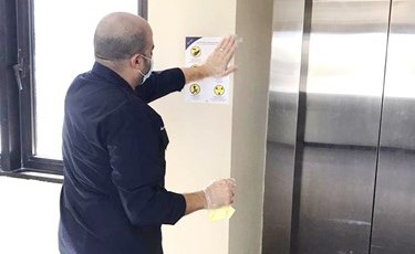 تركيب ملصقات إرشادية