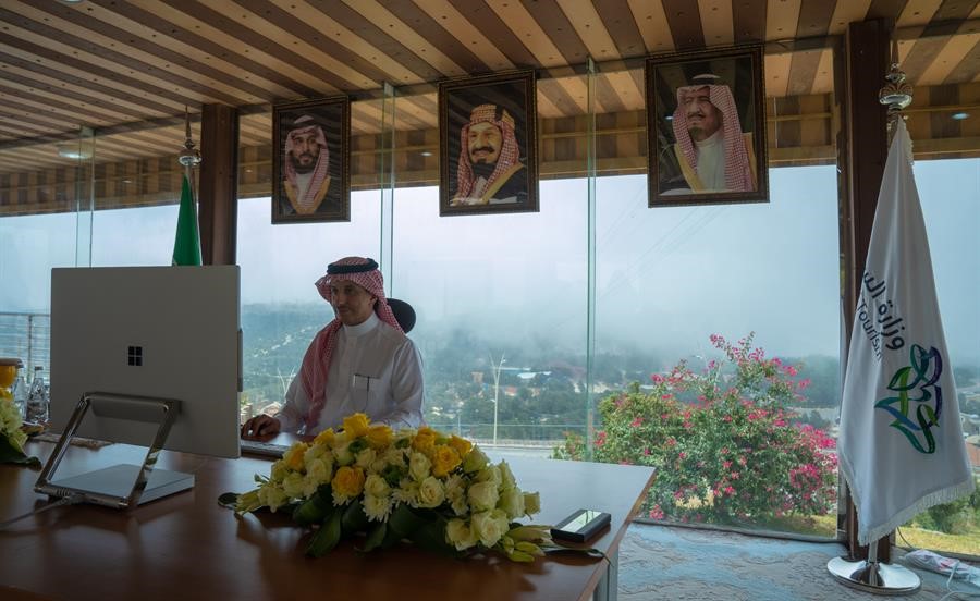 بإطلالة بديعة يلفّها الضباب.. صورة وزير السياحة السعودي أثناء اجتماع لمنظمة السياحة العالمية بالباحة تحظى بالإعجاب