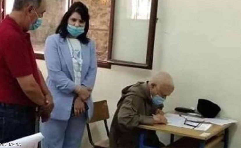 في 79 عاما.. مسن مغربي يجتاز امتحان "البكالوريا" رغم كورونا