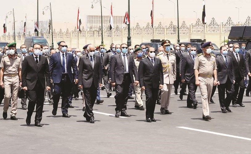 الرئيس عبدالفتاح السيسي يتقدم مشيعي الجنازة العسكرية للفريق محمد سعيد العصار امس