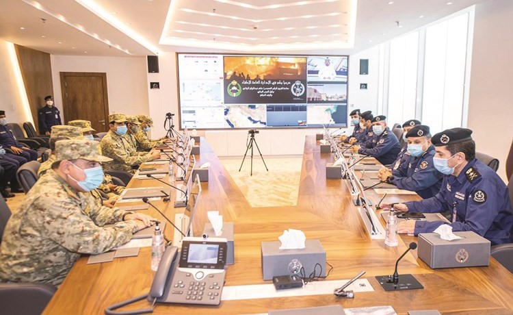 الفريق خالد المكراد والفريق ركن م.هاشم الرفاعي خلال اجتماعهما بحضور قيادات من الإطفاء والحرس الوطني