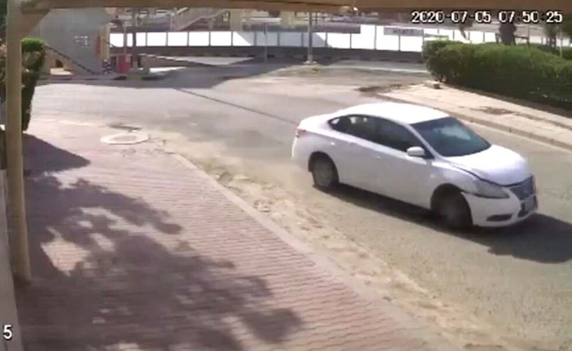 اللص يحوم بسيارته حول موقع الجريمة