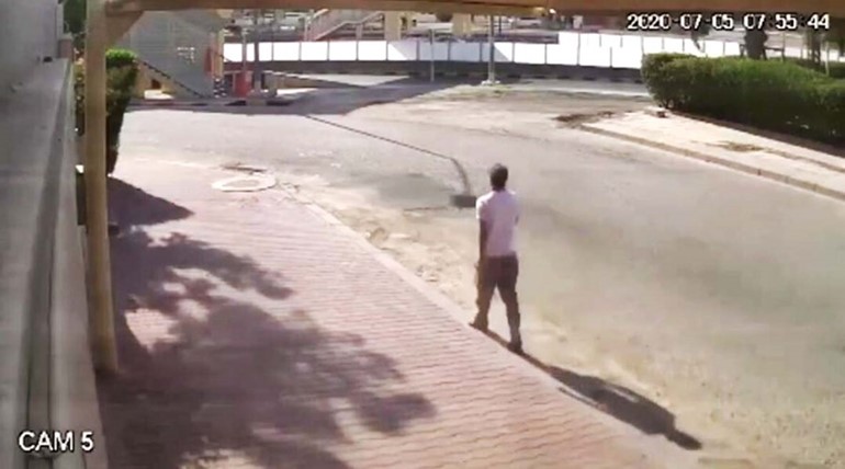  ويترك السيارة جانبا ويترجل