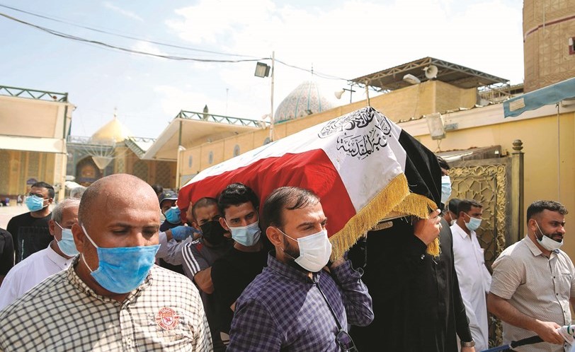 عراقيون يشيعون جثمان الخبير الامني هشام الهاشمي امس الاول	(أ.ف.پ)
