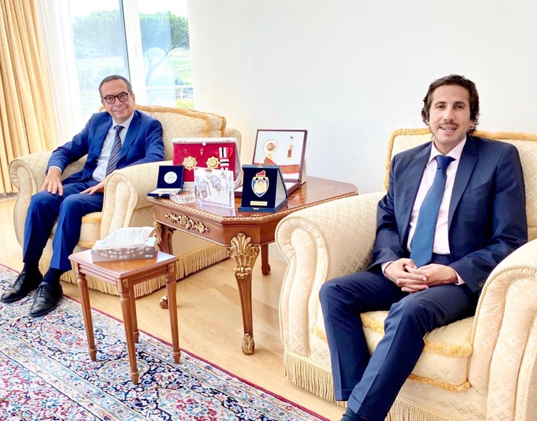 السفير الشيخ عزام الصباح خلال لقائه ممثل الغرف الإيطالية 