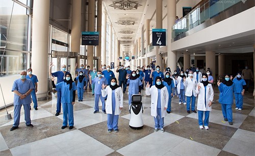 بالفيديو.. آخر المرضى يغادرون المستشفى الميداني لفيروس كورونا في دبي