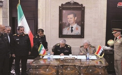 جانب من توقيع الاتفاقية بين وزارتي الدفاع السورية والايرانية