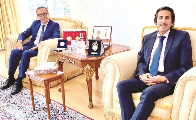 السفير الشيخ عزام الصباح وجوزيبي تريبولي خلال اللقاء