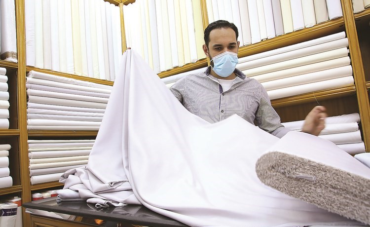 أحد البائعين في مل للأقمشة الرجالية