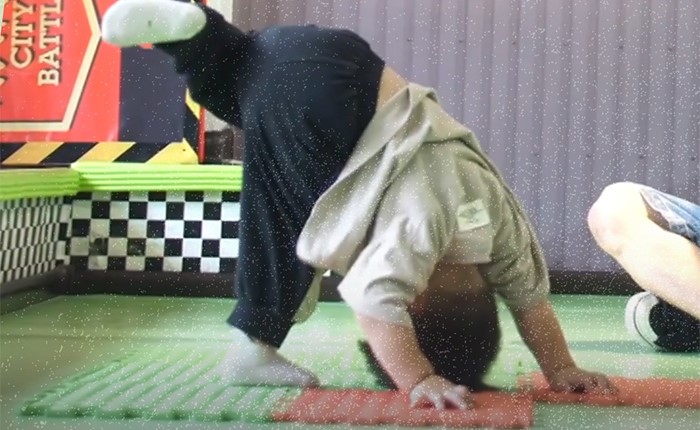 بالفيديو.. طفل بعمر 22 شهرا يدهش مواقع التواصل برقص "البريك دانس"