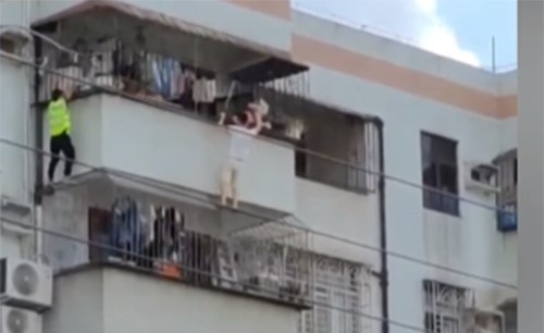 بالفيديو.. رجل يتسلق 6 طوابق لإنقاذ فتاة عالقة
