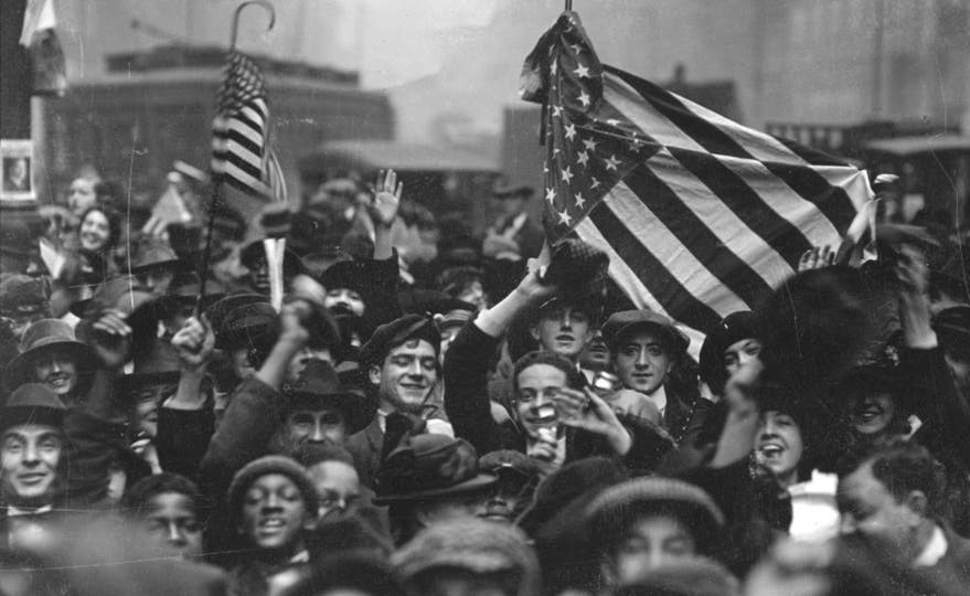 صورة لأميركيين أثناء احتفالهم بنهاية الحرب العالمية الأولى