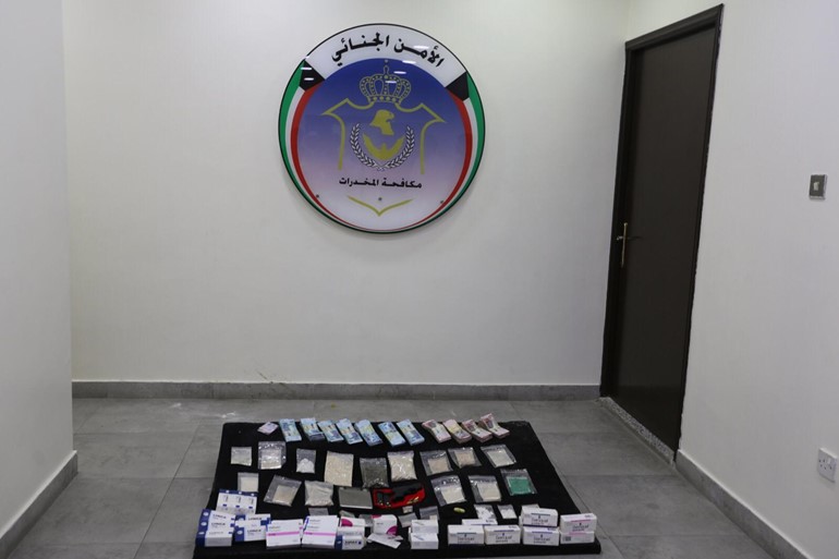 بالفيديو.. الإعلام الأمني: ضبط(8) طرود بريدية تحتوي على مؤثرات عقلية ، و إلقاء القبض على أحد الأشخاص بمسكنة يقوم بالاتجار بالمخدرات وتعاطيها.