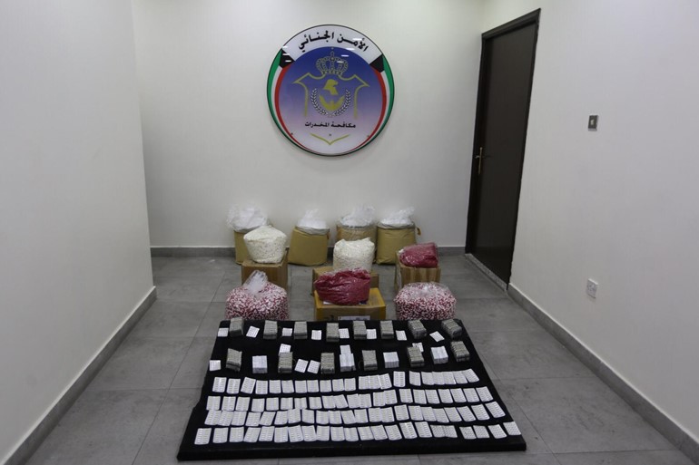 بالفيديو.. الإعلام الأمني: ضبط(8) طرود بريدية تحتوي على مؤثرات عقلية ، و إلقاء القبض على أحد الأشخاص بمسكنة يقوم بالاتجار بالمخدرات وتعاطيها.
