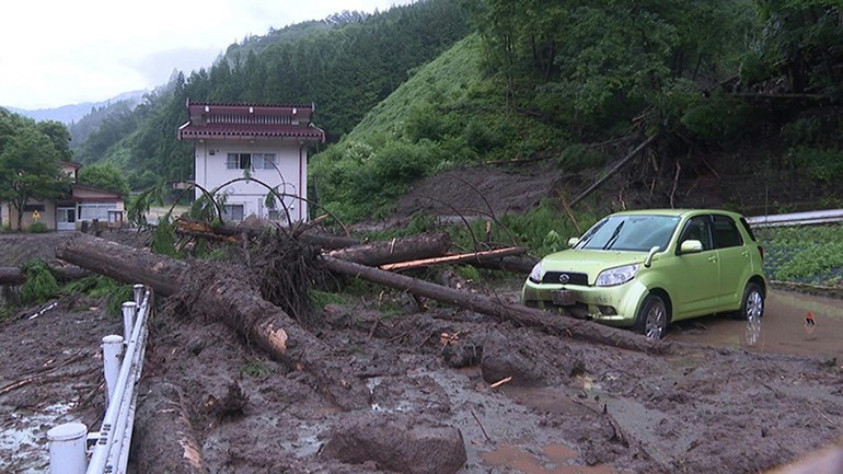 بالفيديو.. فيضانات اليابان تتسبب في مقتل ما لا يقل عن 60 شخصا