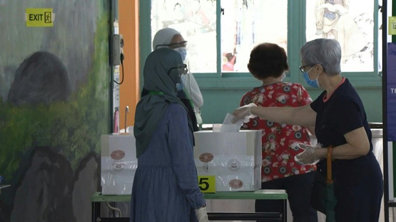 بالفيديو.. الناخبون يدلون بأصواتهم في الانتخابات العامة في سنغافورة