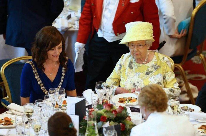 العشاء مع الملكة إليزابيث.. قواعد "غريبة" وملزمة للجميع