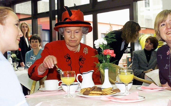 العشاء مع الملكة إليزابيث.. قواعد "غريبة" وملزمة للجميع