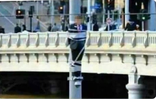 صورة تثير بلبلة منذ اعوام.. ما هي قصة رجل "معلق على عمود"؟!
