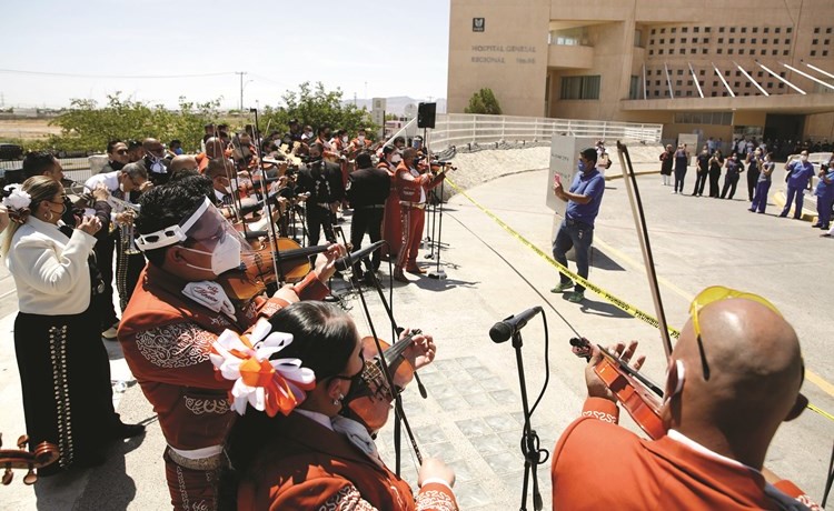 فرقة لموسيقى المارياتشي التقليدية تقدم عرضا للطاقم الطبي في مستشفى 66 بالمكسيك	(رويترز)