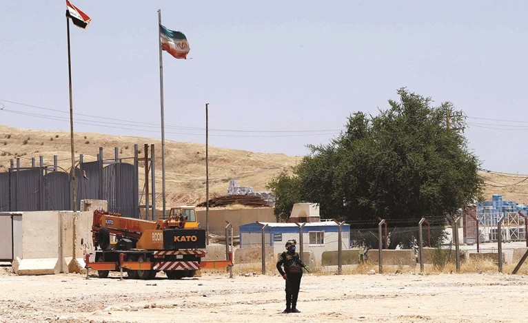 جندي عراقي يحرس البوابة الامنية على الحدود المشتركة مع ايرانامس	(رويترز)