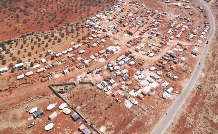 صورة جوية لمخيم قرية معرة مصرين بريف إدلب	(أ.ف.پ)