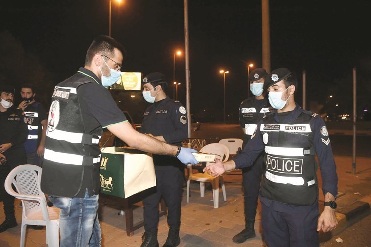 رجال الأمن في محافظة الجهراء خلال تكريمهم من فريق بصمة كويتي