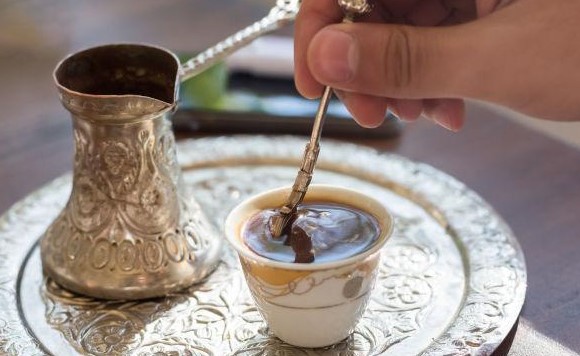 الكشف عن مخاطر شرب القهوة في الطقس الحار !
