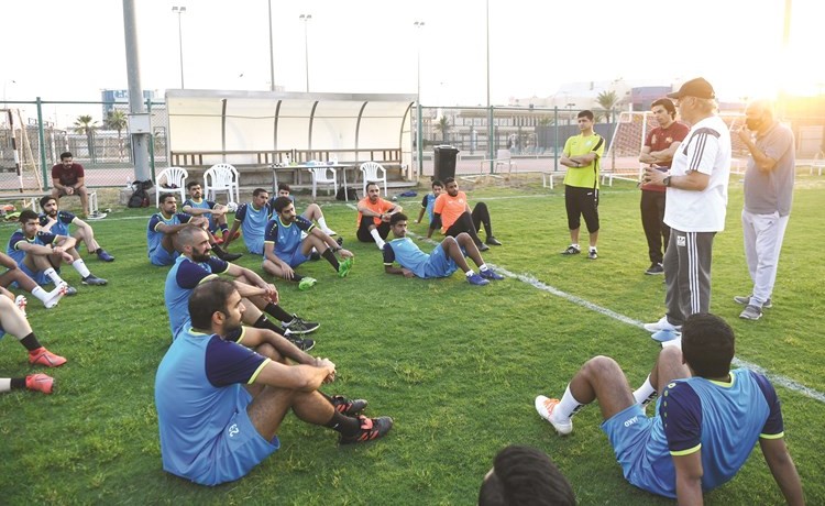 الفيلكاوي وياسين ودشتي  مع اللاعبين قبل انطلاق تدريبات اليرموك (محمد هاشم)