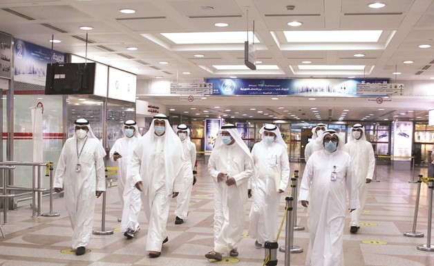 مبارك الحريص والشيخ سلمان الحمود ويوسف الفوزان خلال الجولة في مطار الكويت الدولي