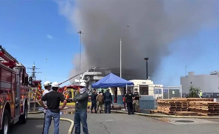 بالفيديو.. إصابة عدد من البحّارة جراء انفجار أعقبه حريق هائل على متن سفينة عسكرية في كاليفورنيا