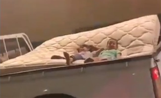 بالفيديو.. سائق يعرَض حياة طفلين للخطر بوضعهم فوق ظهر السيارة.. والفيديو يثير الجدل