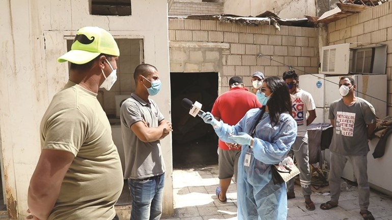 الزميلة دعاء خطاب تستمع لشكاوى العمال