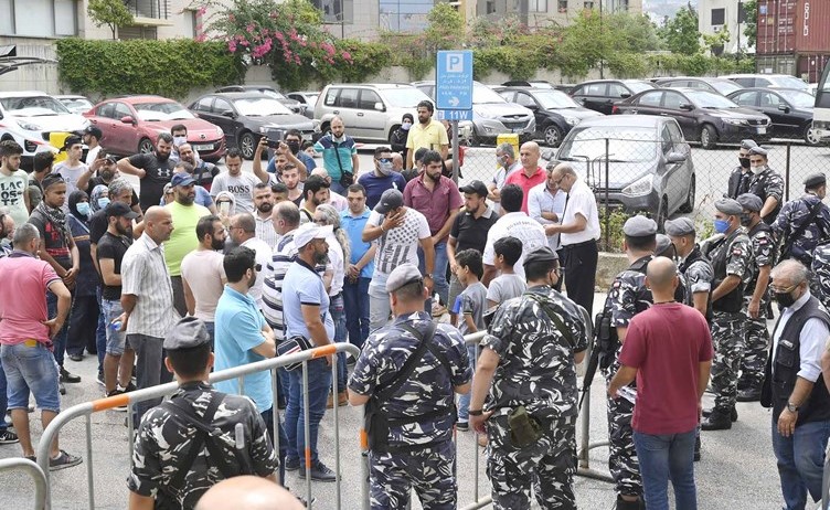 لبنانيون خلال تجمع امام السفارة الألمانية للمطالبة بمنحهم تأشيرات للهجرة ومغادرة لبنان	(محمود الطويل)