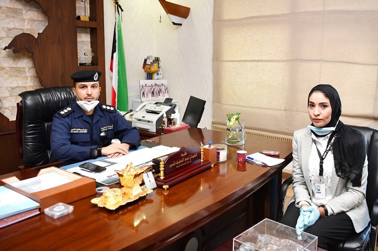 العقيد سليمان شنيبر مع الزميلة آلاء خليفة