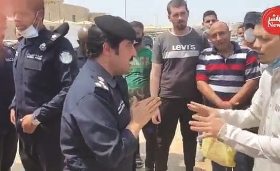 العميد مبارك مرجي يستمع إلى شكوى الوافدين